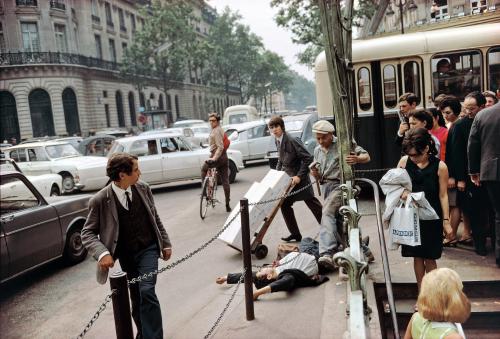 © Joel Meyerowitz - Fallen Man, Paris (1967)